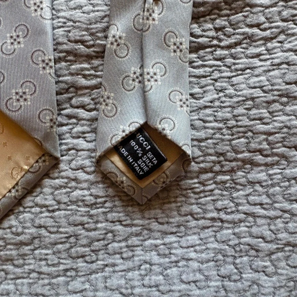 Gucci Mens Silk Tie Silver Grey Interlocking G Geometric Pattern Made in Italy